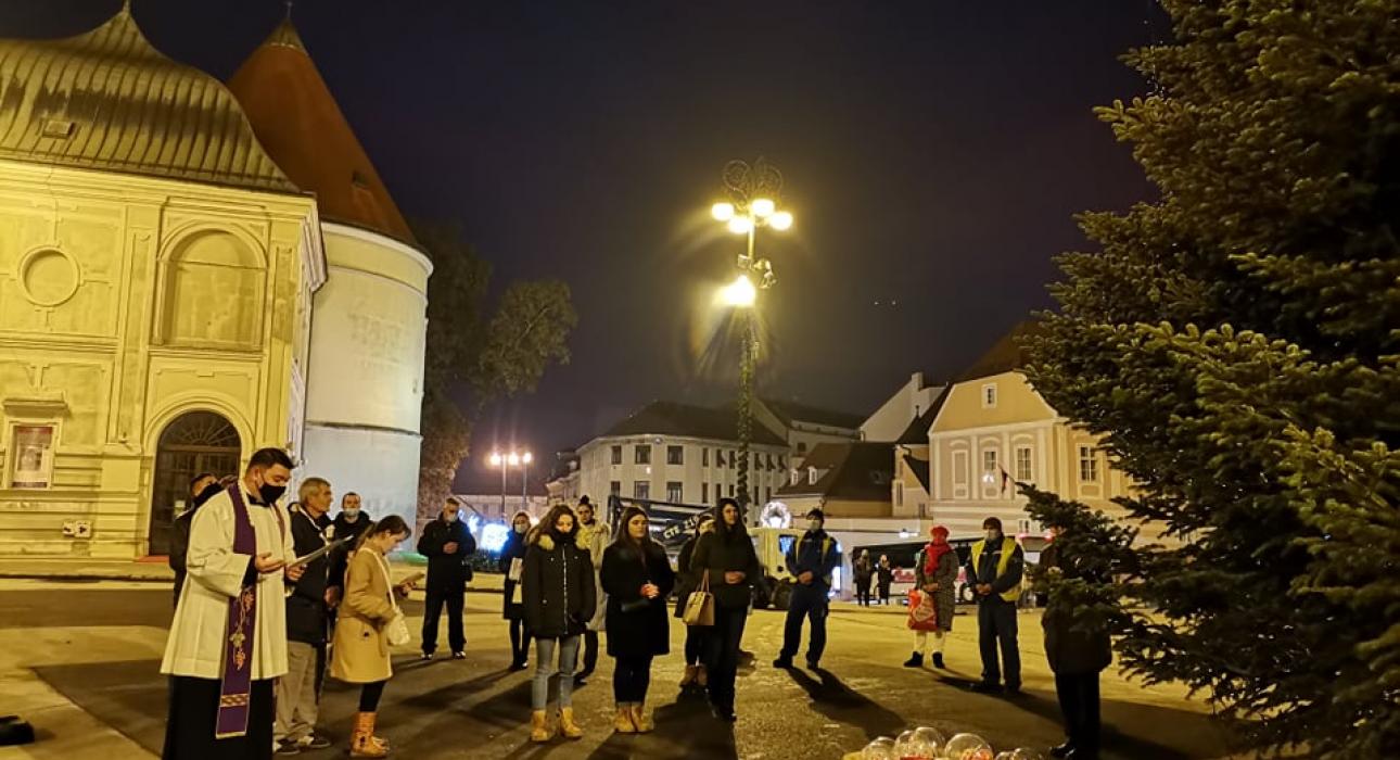 Okićen bor ispred Zagrebačke katedrale